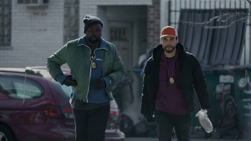   Brian Tyree Henry a Wagner Moura vo filme Zlodej drog.