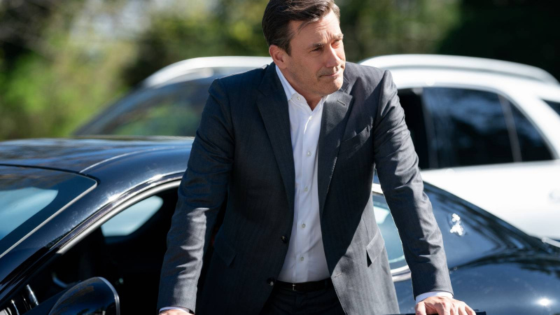   Jon Hamm vo filme Vaši priatelia a susedia na Apple TV Plus.