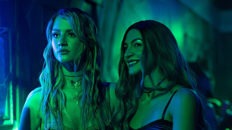Grace Van Patten i Natalee Linez u filmu Reci mi laži