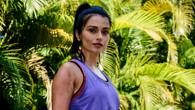   Chaz (Bhavna Limbachia) ormanda duruyor, mor bir egzersiz yeleği giyiyor