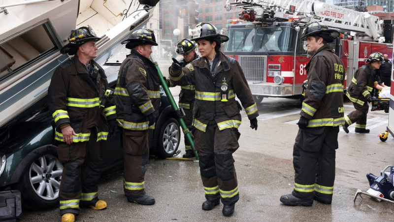 Chicago Fire'da Christopher Herrmann rolünde David Eigenberg, Randy 'Mouch' McHolland rolünde Christian Stolte, Stella Kidd rolünde Miranda Rae Mayo, Carver rolünde Jake Lockett