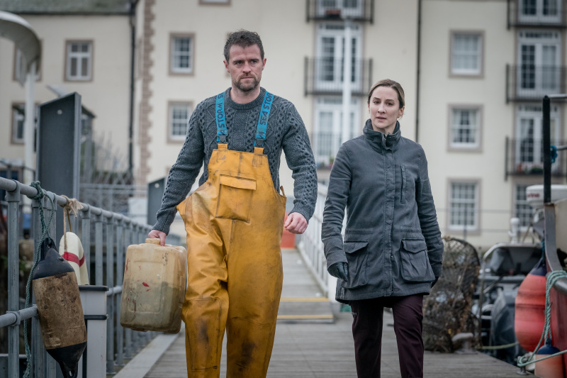   Floodlightsi staarid Jonas Armstrong ja Morven Christie esinesid koos ka The Bays.