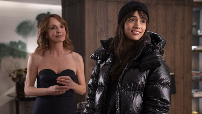   Philippine Leroy-Beaulieu ca Sylvie Grateau, Thalia Besson ca Genevieve în episodul 406 din Emily la Paris