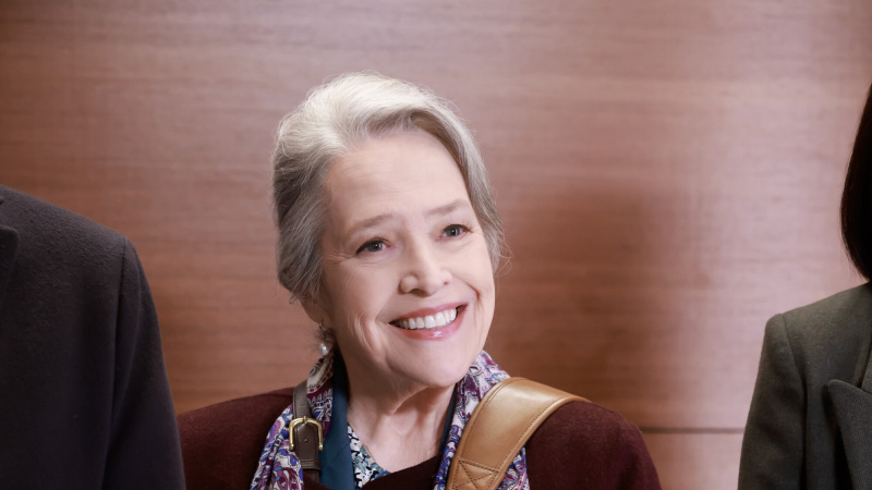 Kathy Bates, Matlock 1. sezon 2. bölümde gülümseyen Madeline Matlock rolünde