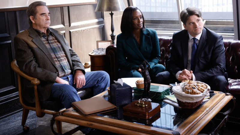   Kıdemli rolünde Beau Bridges, Olympia rolünde Skye P. Marshall ve Matlock'ta bir masanın etrafında oturan Julian rolünde Jason Ritter