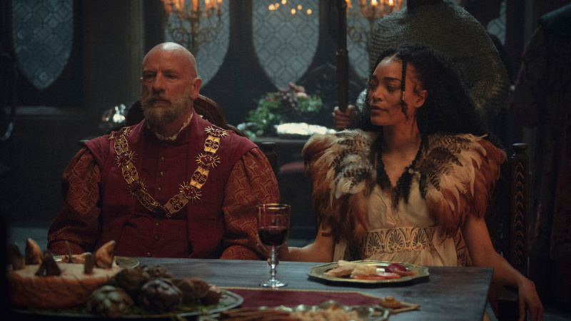   The Witcher 시즌 3의 연회에서 Sigismund Dijkstra(Graham McTavish)와 Philippa Eilhart(Cassie Clare)