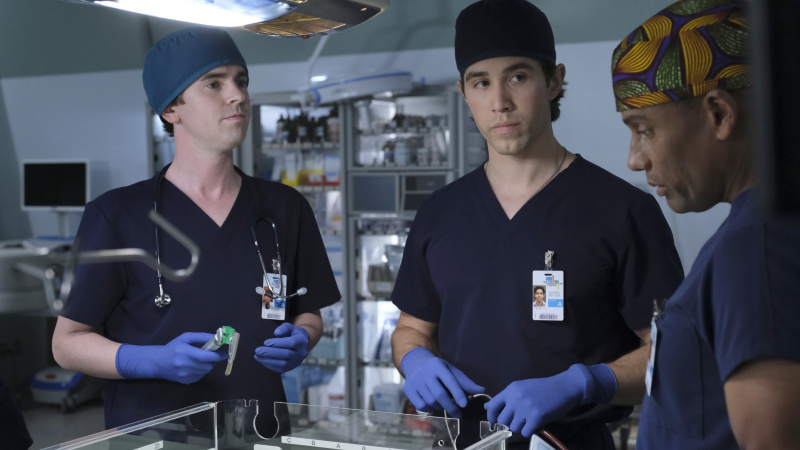   Freddie Highmore, Brandon Larracuente a Hill Harper vo filme Dobrý doktor