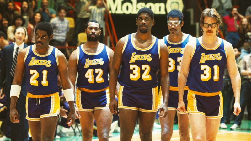   Delante Desouza, Quincy Isaiah, Solomon Hughes und Joel Allen als Michael Cooper, Magic Johnson, Kareem Abdul-Jabbar und Kurt Rambis auf dem Platz in Staffel 2 von Winning Time