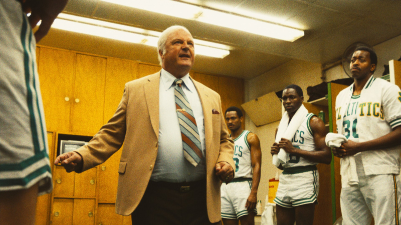   Michael Chiklis als Red Auerbach in der Umkleidekabine der Celtics in Staffel 2 von Winning Time