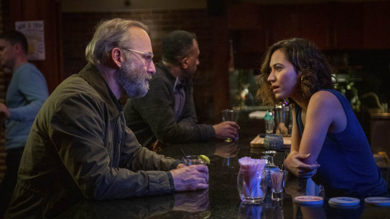   Bob Odenkirk e Sara Amini em Lucky Hank