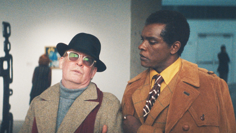 Tom Hollander a Chris Chalk vo filme Feud: Capote vs the Swans