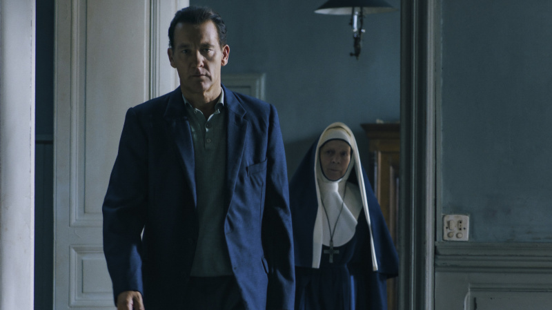Sam Spade (Clive Owen) odchádza od mníšky v Monsieur Spade