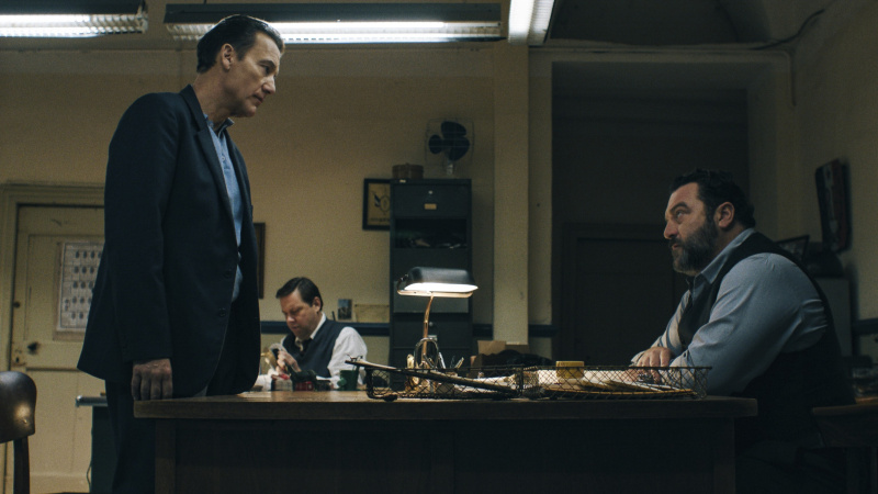   Sam Spade (Clive Owen) a šéf polície Patrice Michaud (Denis Ménochet) vo filme Monsieur Spade