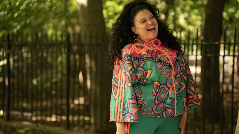   Michelle Buteau como Mavis sonriendo afuera en Survival of the Thickest