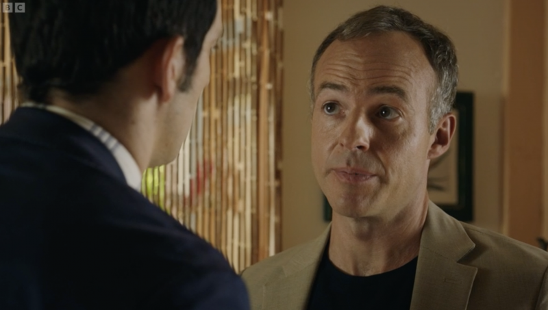   David Cartwright se ciocnește cu Neville în Death in Paradise sezonul 12 episodul 6