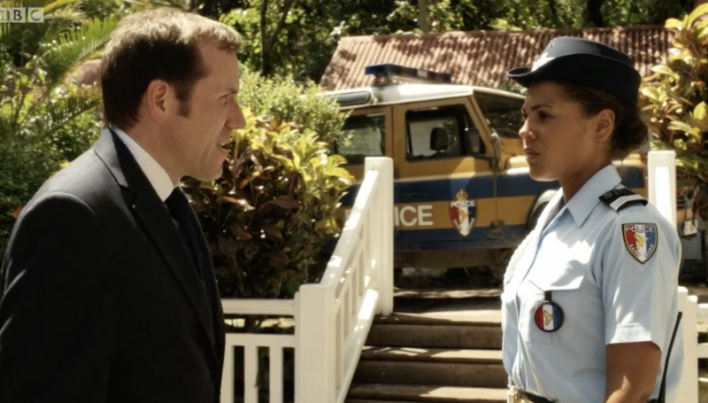   DI Richard Poole discută cu Lily Thomson în Death in Paradise sezonul 1 episodul 1
