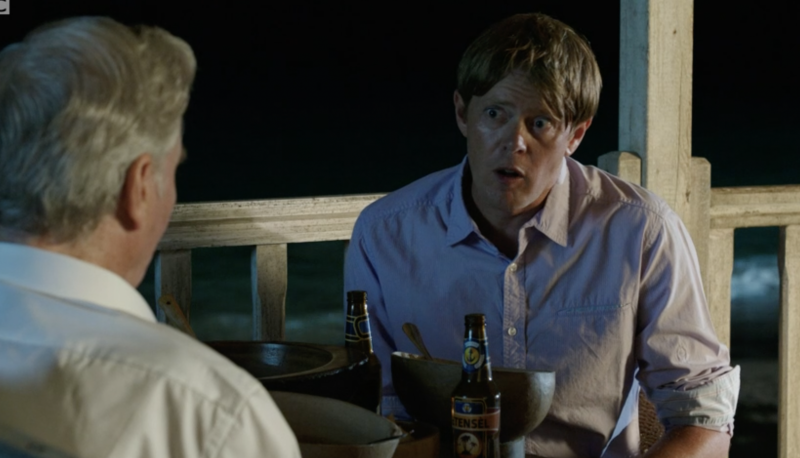   Humphrey împarte o bere cu tatăl său în Death in Paradise sezonul 4 episodul 8