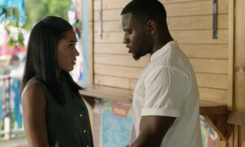   Florence și Patrice vorbesc în Death in Paradise sezonul 8 episodul 5