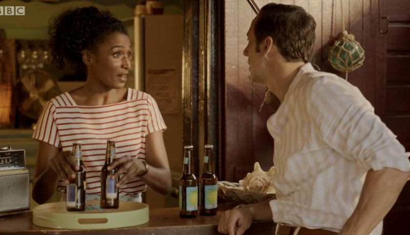   Camille servește la conducere la Catherine's Bar in Death in Paradise season 10 episode 6