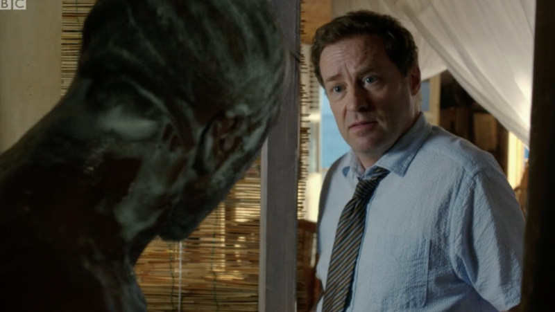   Jack gatecrashs Dwayne făcând un duș în Death in Paradise sezonul 7 episodul 3