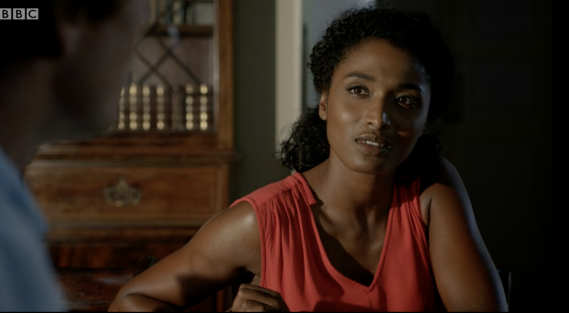   Camille și Humphrey împărtășesc un moment din Death in Paradise sezonul 3 episodul 7