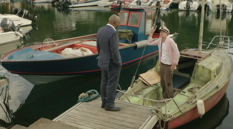   Humphrey și comisarul discută pe Humphrey's rubbish boat in Death in Paradise