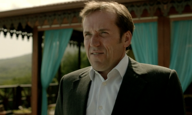  Richard Poole cu câteva momente înainte de moartea sa în Death in Paradise sezonul 3 episodul 1