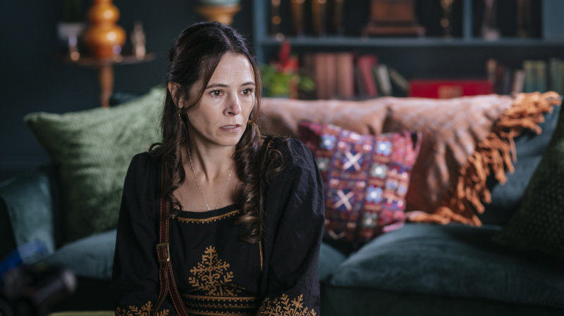   Elaine Cassidy kaip Sarah Fenn filme Sanctuary: A Witch's Tale