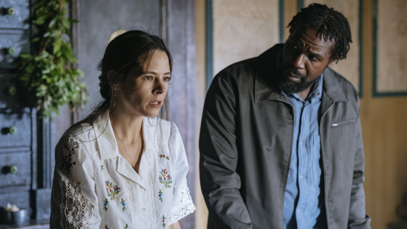   Elaine Cassidy kaip Sarah Fenn, Danielis Adegboyega kaip Pierre'as filme Sanctuary: A Witches Tale