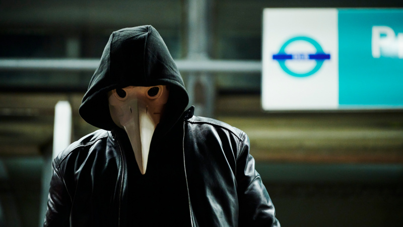 Drek ยืนอยู่ที่ชานชาลารถไฟใน Strike: The Ink Black Heart