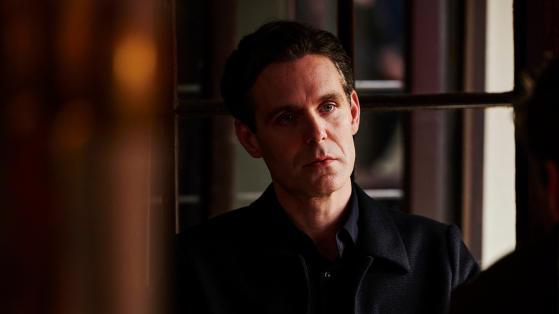  Phillip Ormond ดูโกรธใน Strike: The Ink Black Heart