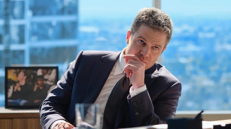   『SUITS: LA』のデスクでテッド・ブラックを演じるスティーヴン・アメル