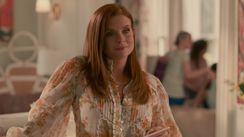   JoAnna Garcia Swisher kui Maddie muigamas Sweet Magnolias 3. hooajas