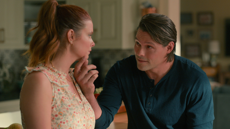   JoAnna Garcia Swisher ja Justin Bruening kui Maddie ja Cal räägivad Sweet Magnolias 3. hooajal