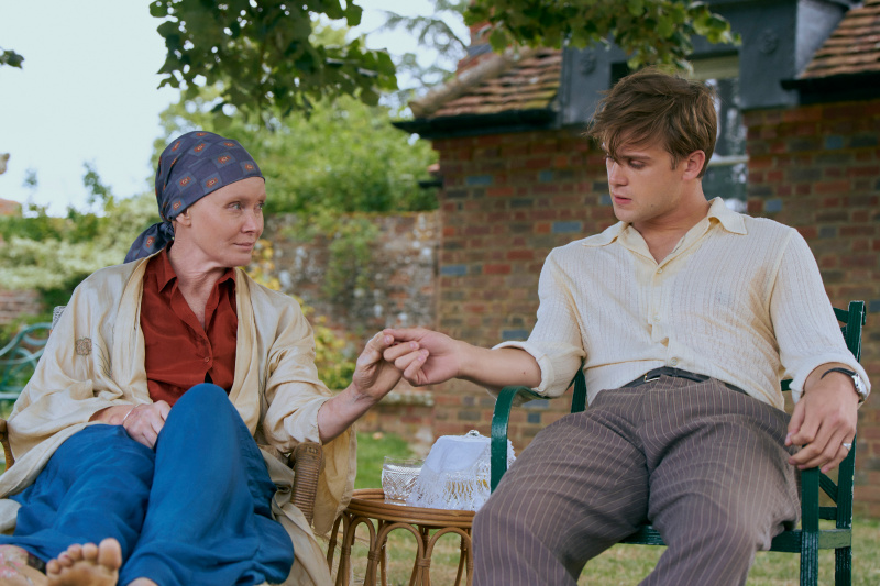  เด็กซ์เตอร์และอลิสันจับมือกันในสวน
