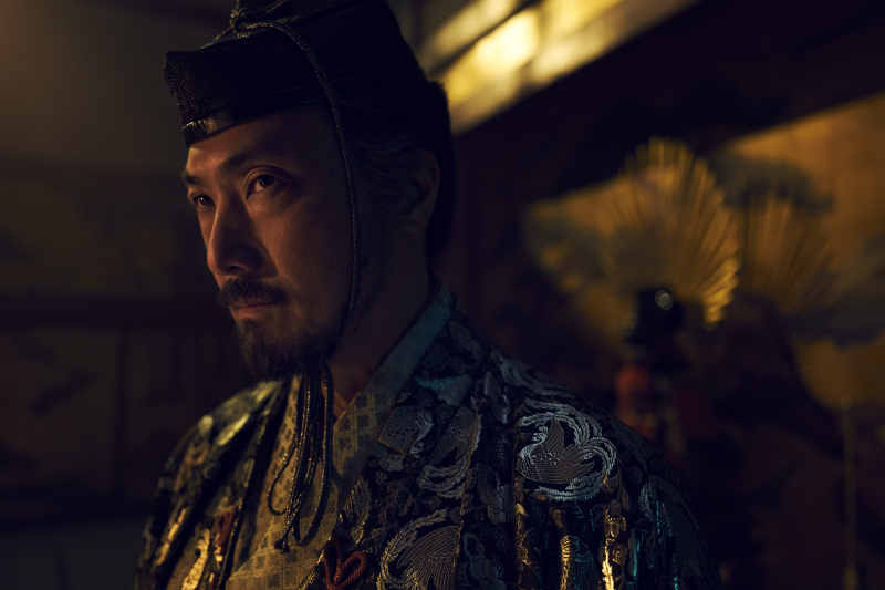  Snimak krupnog plana Ishida Kazunarija (Takehiro Hira), koji nosi finu halju sa srebrnim detaljima