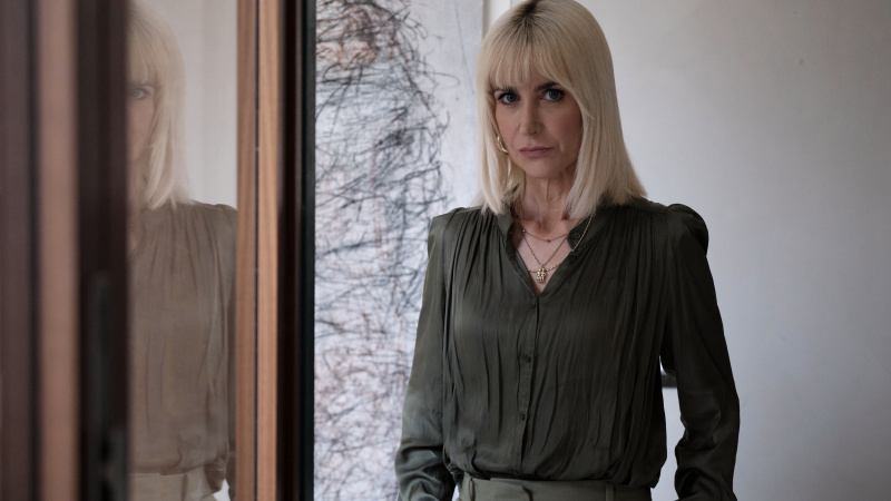   Katherine Kelly oliivitopissa Sophia Cravenina The Crow Girlissä.