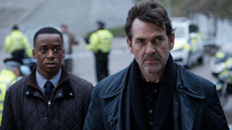  Elliot Edusah DC Mike Dillistonina ja Dougray Scottina ja DI Lou Stanleynä tummissa takkeissa seisovat tietämättömän poliisin taustalla The Crow Girl -elokuvassa.