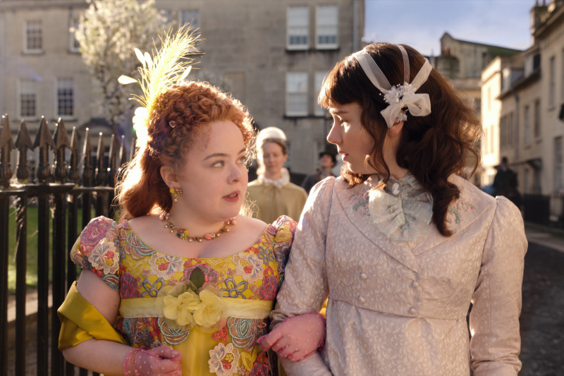   Nicola Coughlan y Claudia Jessie como Penélope y Eloise