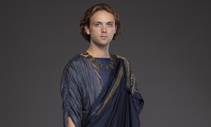   Benjamin Isaac hrá Tiberiusa v Domine sezóne 2