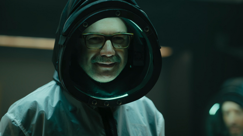   Money Heist: Berlin 에피소드 3에서 방호복을 입고 금고에 있는 데미안