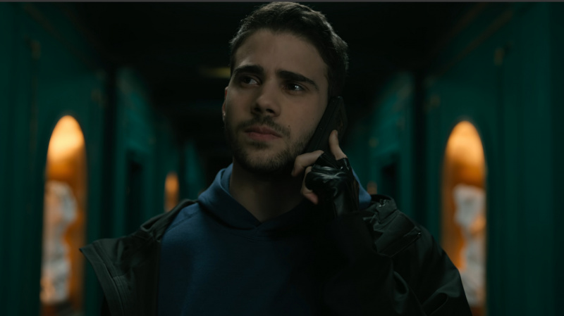   Money Heist: Berlin 에피소드 3에서 전화 통화 중인 Roi