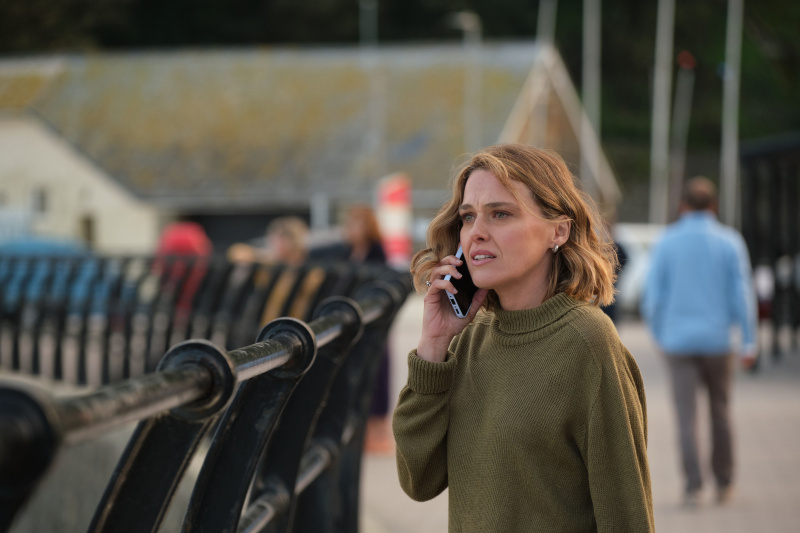   Martha (Sally Bretton) steht am Strand, telefoniert mit ihrem Mobiltelefon und sieht verzweifelt aus