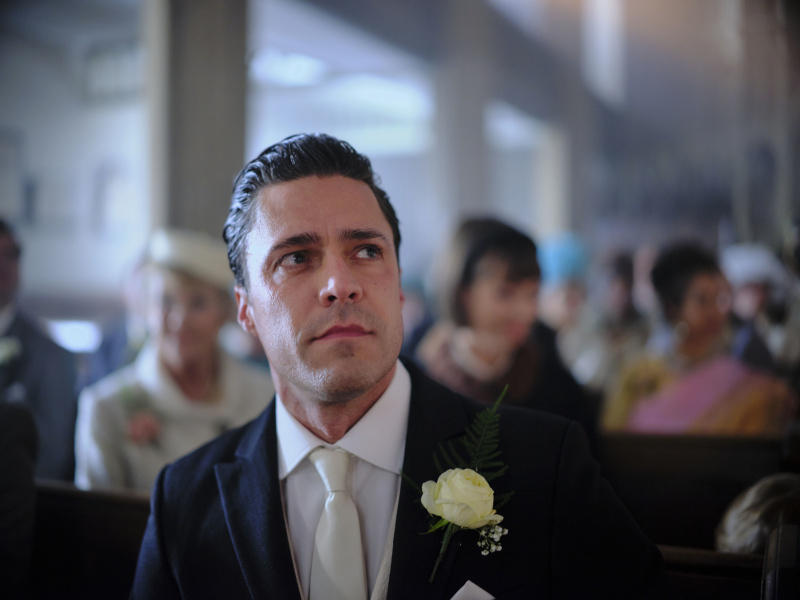   Olly Rix ในชุดตอนเช้าเป็น Matthew ใน Call the Midwife