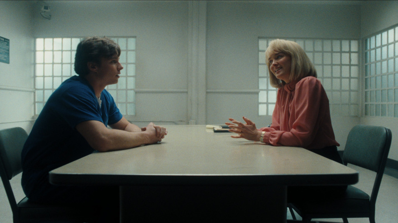   Lyle Menendez (Ncholas Chavez) และ Jill (Jess Weixler) ใน Monsters: The Lyle และ Erik Menendez Story