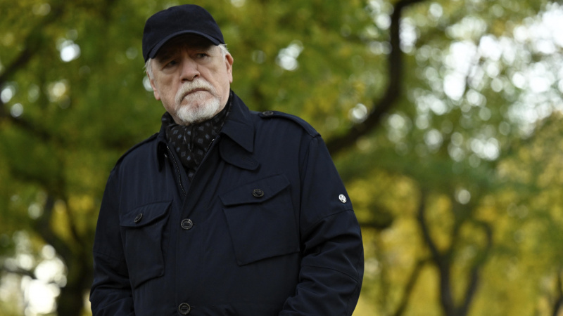   Logan Roy (Brian Cox) em uma roupa toda preta e chapéu na 4ª temporada de Succession