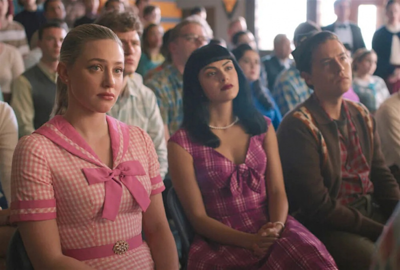   Lili Reinhart, Camila Mendes e Cole Sprouse em Riverdale