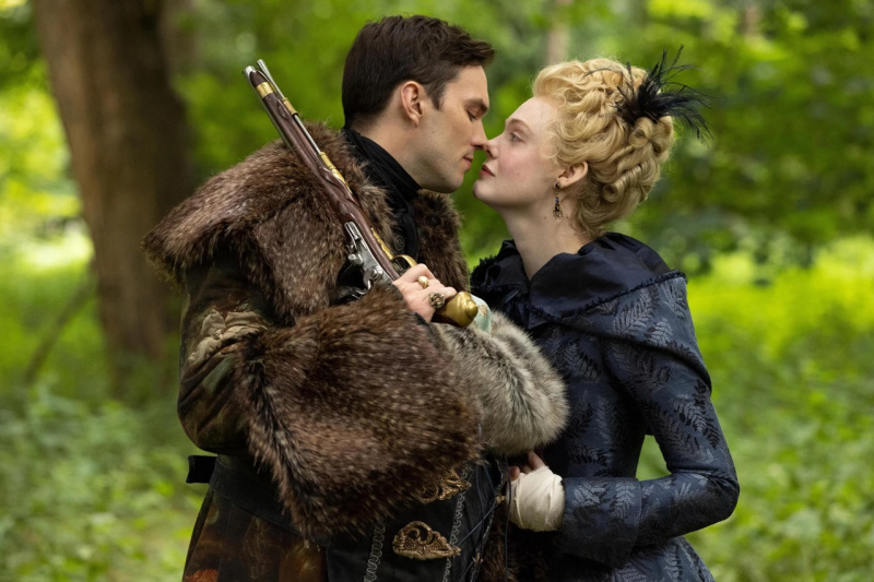   Nicholas Hoult e Elle Fanning em O Grande