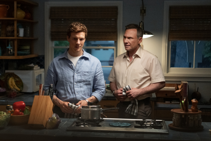   Dexter : Original Sin met en vedette Patrick Gibson dans le rôle de Dexter Morgan avec Christian Slater dans le rôle de son père Frank.