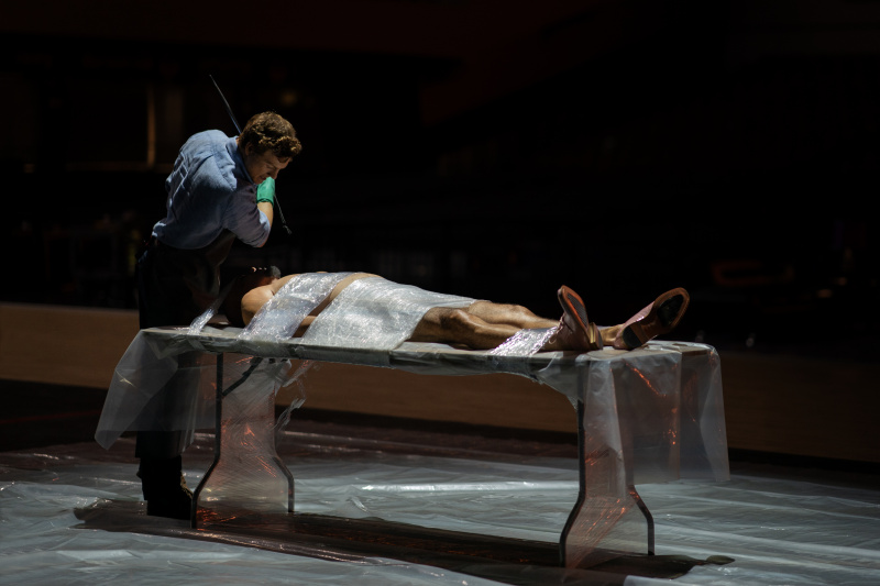   Le jeune Dexter apprend quoi faire avec les cadavres...